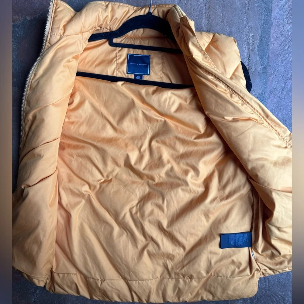 Tommy Hilfiger Chevron Down Puffer Vest - Picture 8 of 8